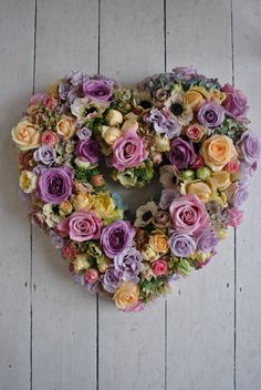 Corazón Funerario Claveles y Gerberas, Flores para Tanatorio Clásicas, Envios Urgentes de Flores para Funeral, Flores Fúnebres Blancas